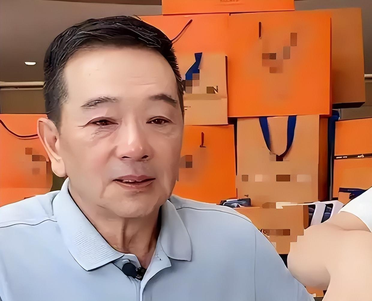 隐婚30年零绯闻，长期吃剩饭菜，一件衣服穿35年，却因直播被骂哭