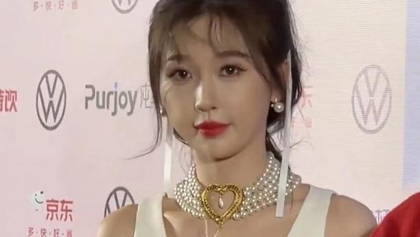 虞书欣《非诚3》首映礼现身，网红千金风又俗又潮，28岁前途堪忧