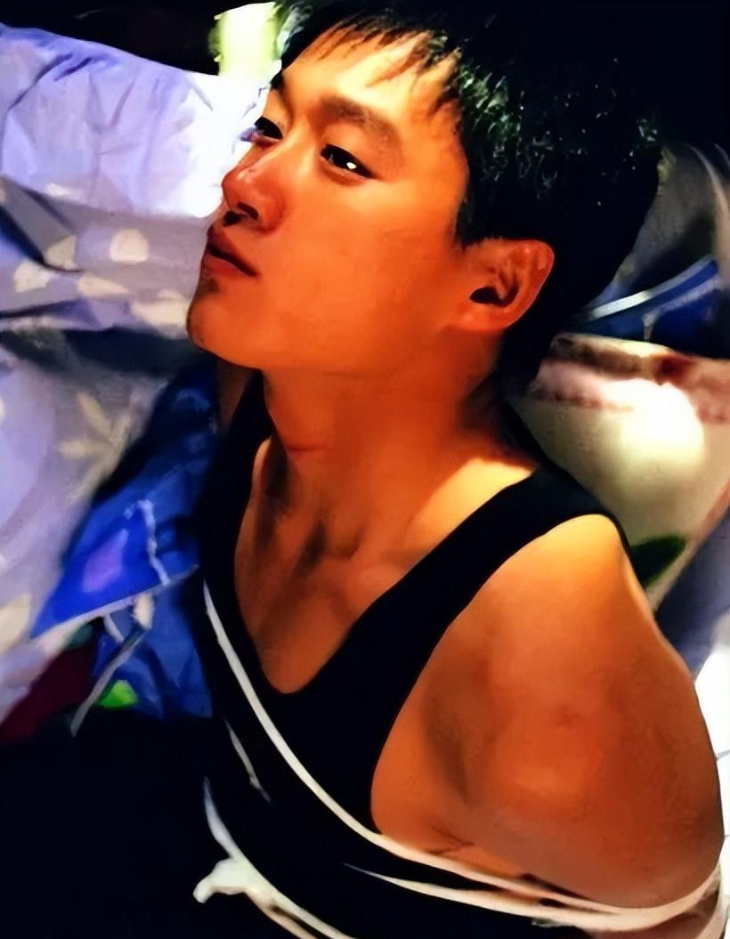 金主入狱，佟大为失踪2年！严屹宽一句话，再次将他推上了风口浪尖