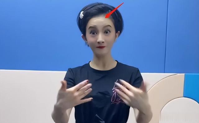 43岁金铭瘦到认不出,北大毕业后至今未婚,化浓妆扭秧歌被指老气