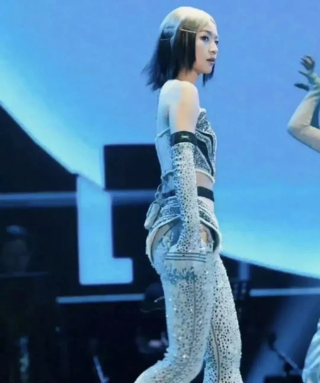 周笔畅女大十八变让人认不出！一身火辣打扮露面，居然撞脸董洁？