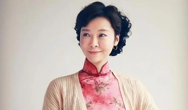 柯蓝:惨遭李亚鹏抛弃,被李泉逼婚数次,50岁不婚但有固定伴侣