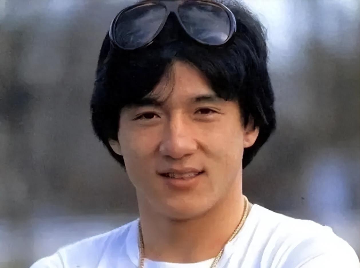 为斩草除根,成龙对乞讨为生的女儿下“毒手”,简直丧尽天良