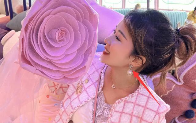 李念|李念晒8个月孕肚,穿短裤展现纤细身材,手上戴超大颗红钻戒指