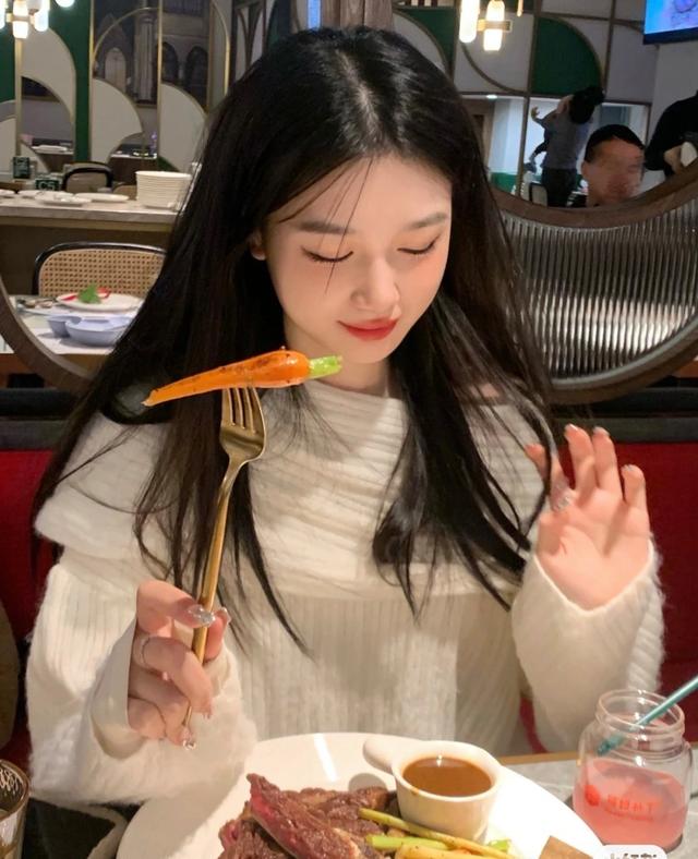 鸡翅|女孩吃鸡翅被妈妈厌恶:有些孩子,一辈子都富不起来