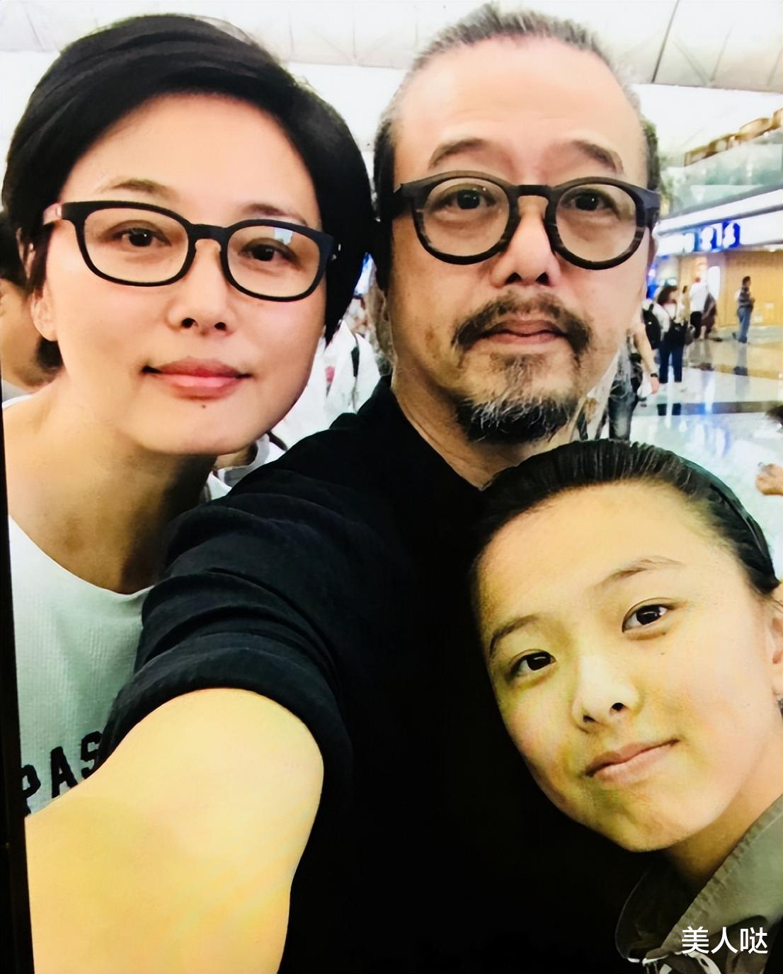 穿衣搭配 “男人婆”张延全家福曝光，53岁一头短发精练又时髦，可惜女儿颜值完全被爸拉胯