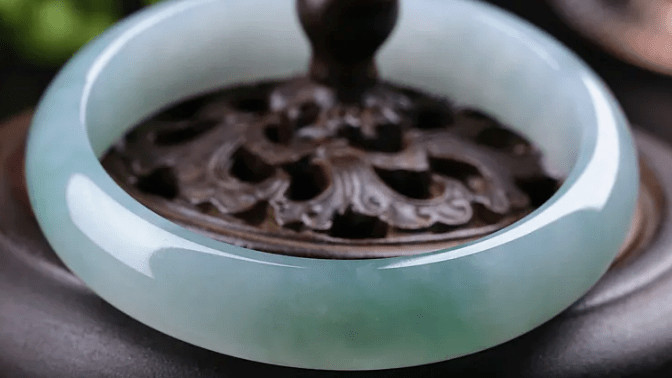 钱币|什么样的翡翠能起胶？快看看你的翡翠有没有