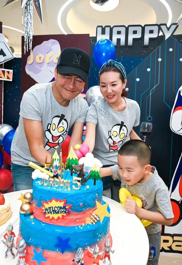 田小洁晒照为继女庆生，亲昵称呼尽显宠爱，25岁高亦心长相似江珊