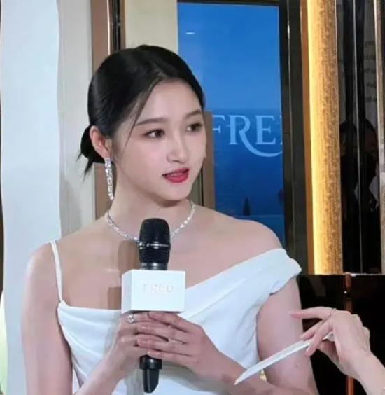 胡歌|关晓彤风波升级!不止发福还有意遮挡,更多细节被曝!