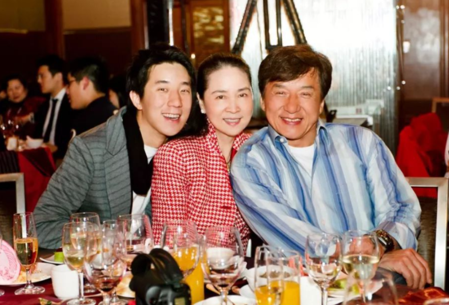 这次，69岁的成龙，终究逃不过“乱采花”的“反噬”