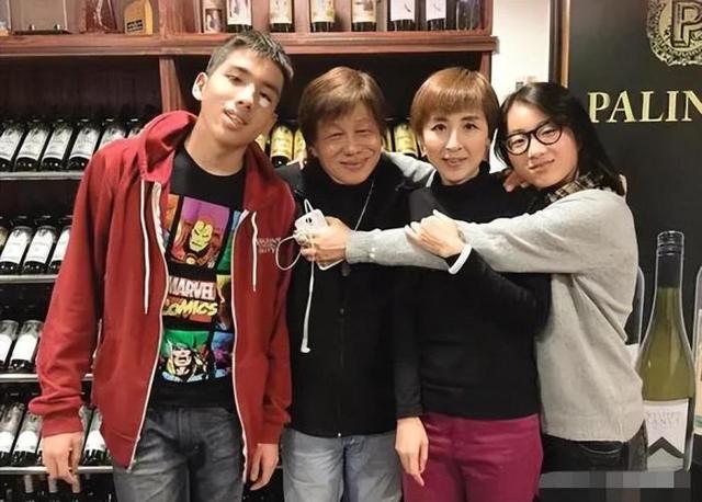 刘德华|74岁梁小龙定居内地,给粉丝表演后空翻出意外,头先着地摔成重伤!