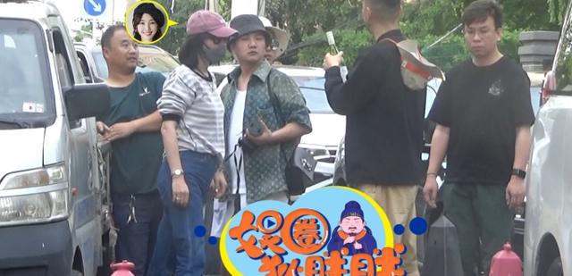 |白百何聚餐烟酒不离手休闲穿搭外出骑行