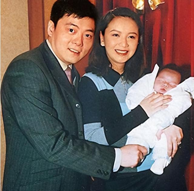 57岁曾华倩上传和梁朝伟亲密合照，儿子生父身份破晓！