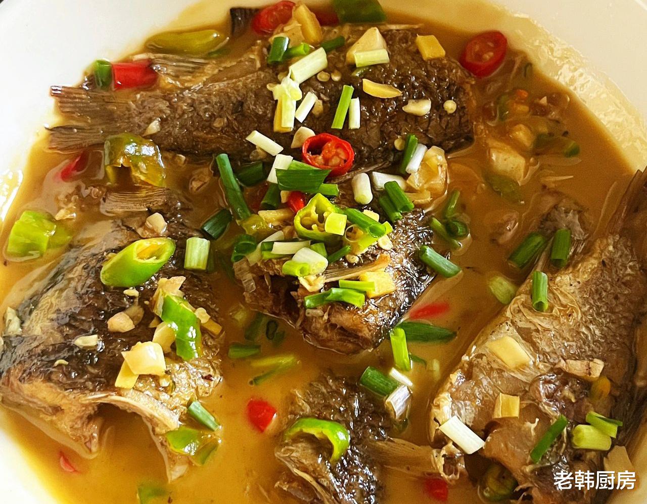 辣椒|推荐5道小鲫鱼的家常做法,外焦里嫩,鲜香入味,全家都抢着吃