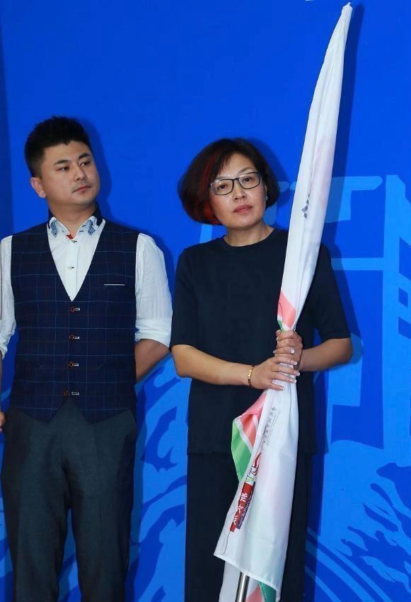 荷叶边 被李咏老婆哈文惊艳到了!荷叶边小衫烫卷发又甜又雅,哪像五十多