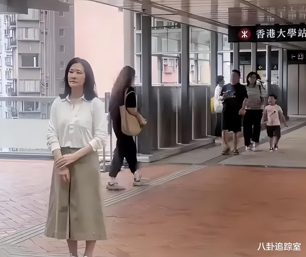 52岁港星陈慧珊现身大学,皮肤松垮身材发福似大妈,被指面带苦相