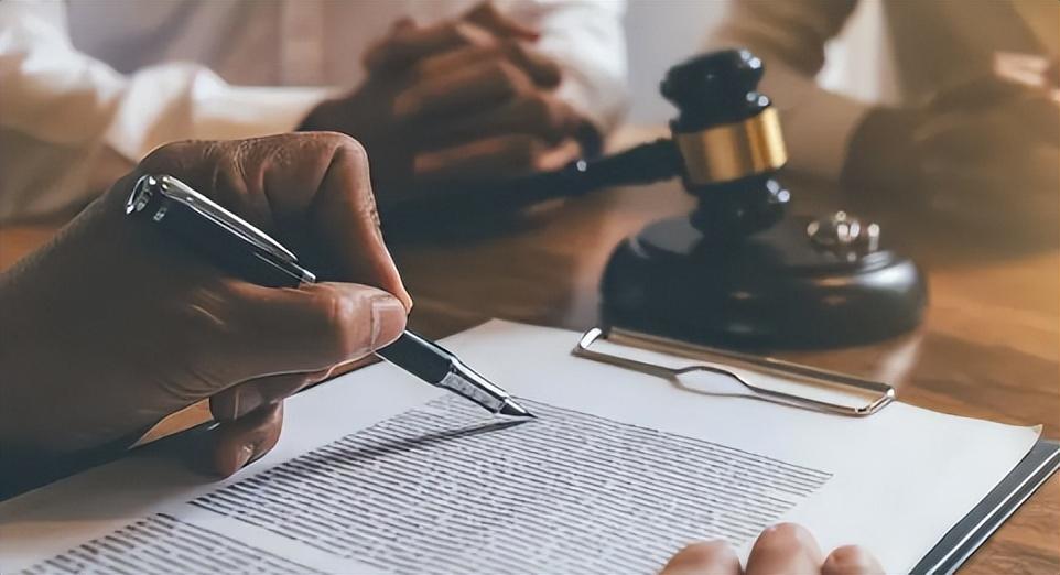 女子月薪17万,遭老板突然开除,老板:“她工资比我都高”