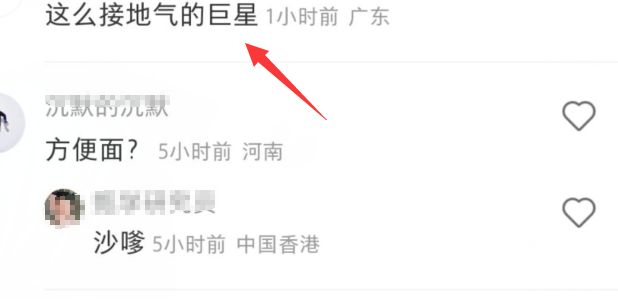 |陈奕迅与助理现身苍蝇馆,打扮低调无明星架子,坐路边吃饭不怕热