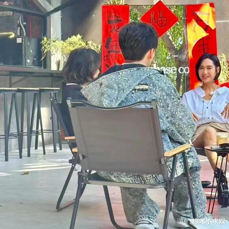 52岁朱茵和58岁刘嘉玲出席活动,外形相差大,朱茵比刘嘉玲还老了