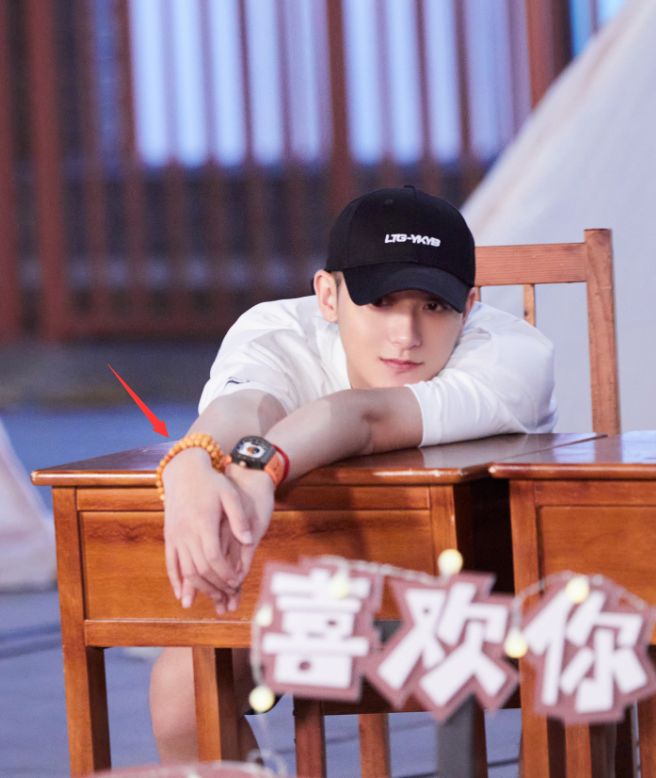 谢娜|谢娜黄子韬逛街被偶遇,黄子韬穿搭随意认不出,造型酷似杀马特