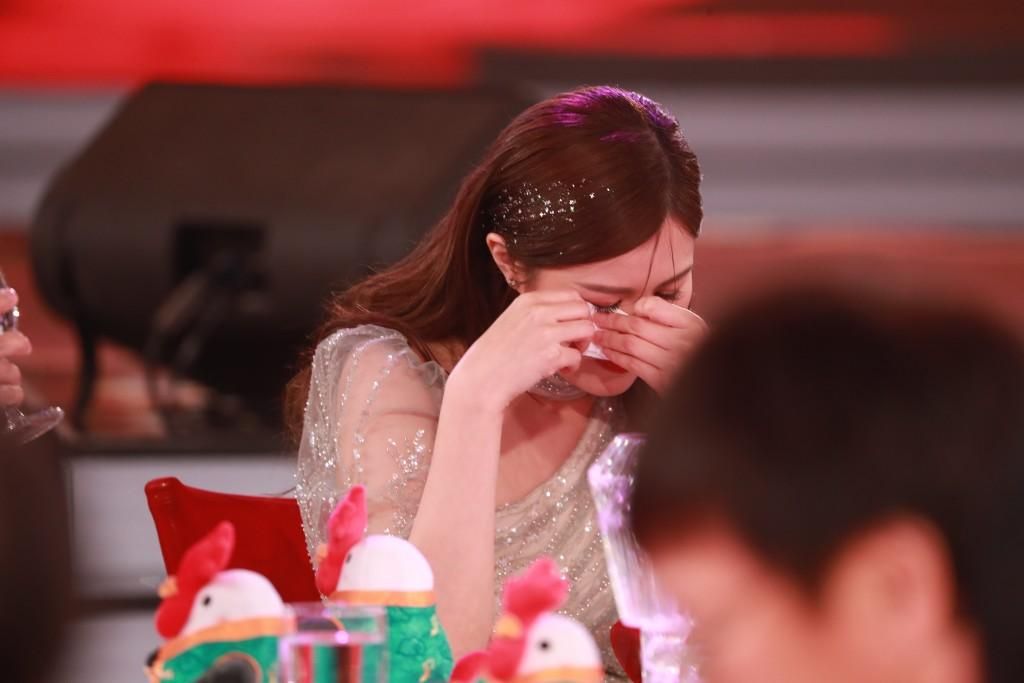 TVB颁奖礼内场!高海宁跪地向高层请安,黄宗泽四处应酬不停喝酒