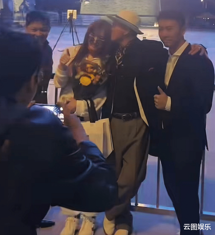 何超仪|65岁万梓良不顾已婚身份，紧搂美女亲吻！对异性太热情频繁惹争议