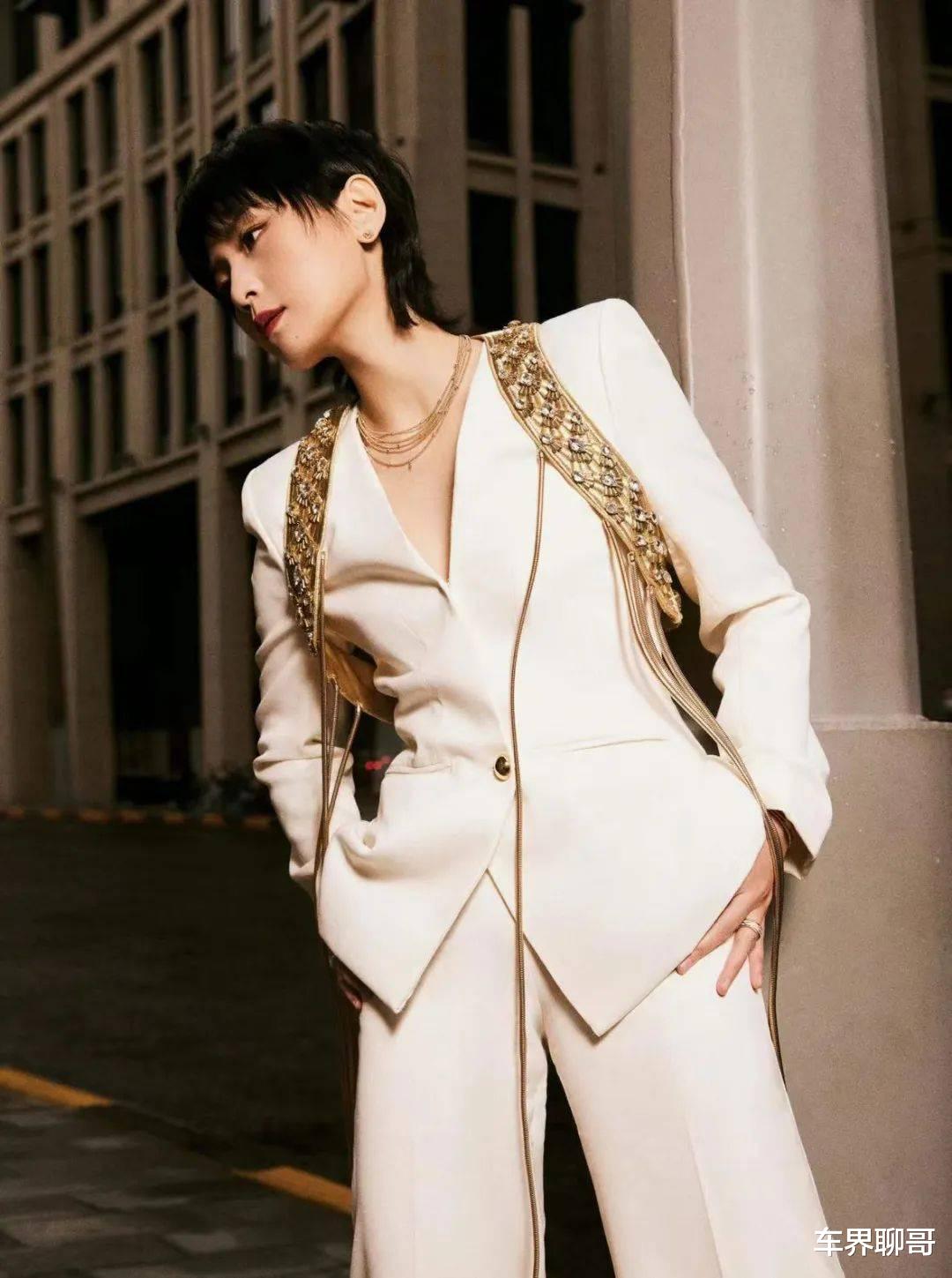 汪峰|一场顶级盛事,将平板身材玩性感的尴尬,展现得淋漓尽致