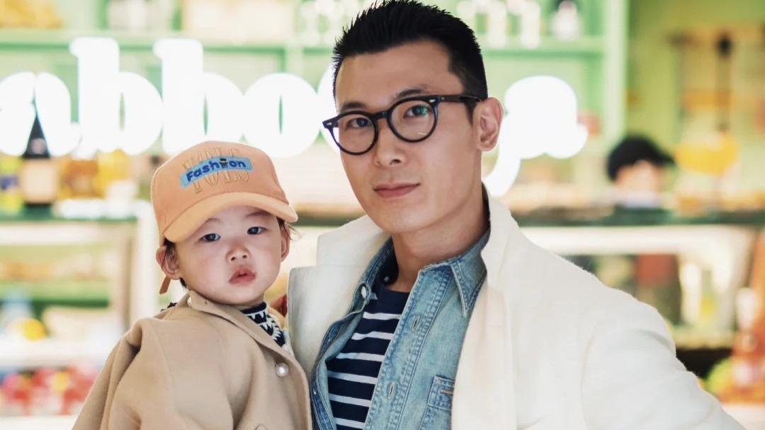 朱珠|朱珠夫妇外出会友，1岁半女儿时尚高冷，颜值提升越来越像妈妈