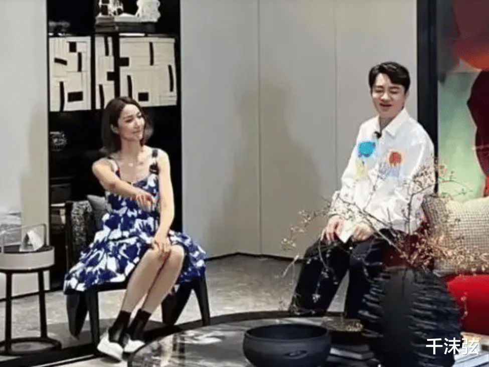 王祖蓝|王祖蓝发福挺肚腩,李亚男穿平底鞋高一头,夫妻并肩像妈妈带小孩