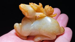 和田玉籽料|宋 和田玉籽料 白玉受沁 衔莲卧鹿