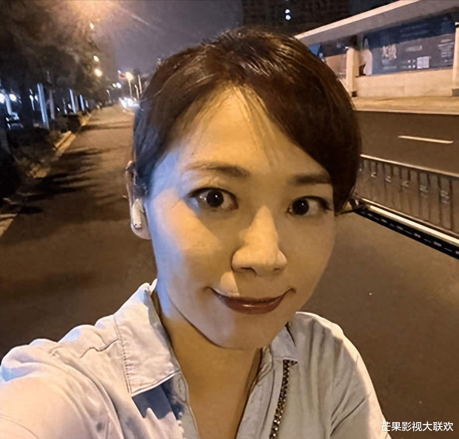 她是央视著名主持人,和丈夫分居17年,怀孕仍上班,风光后有心酸