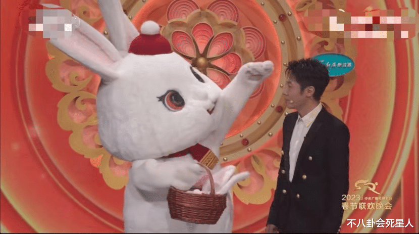 春晚|春晚舞台5个背后的细节:原唱坐台下、主持人抢点、观众的表情