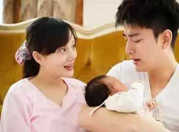 李小璐婚内出轨，沉寂2年后开始走擦边路线，网友：太恶心