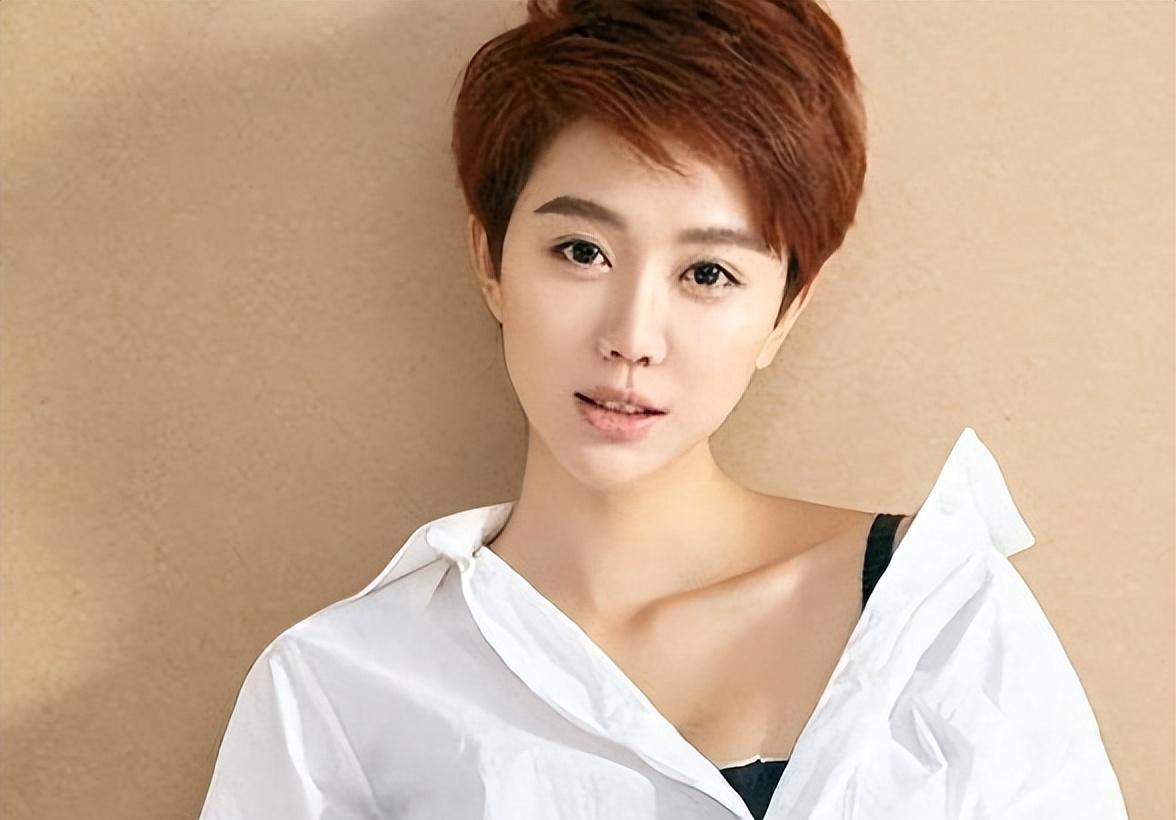 从偶像到“妈宝男”，被亲妈强拆了3段姻缘，如今44岁仍然未婚