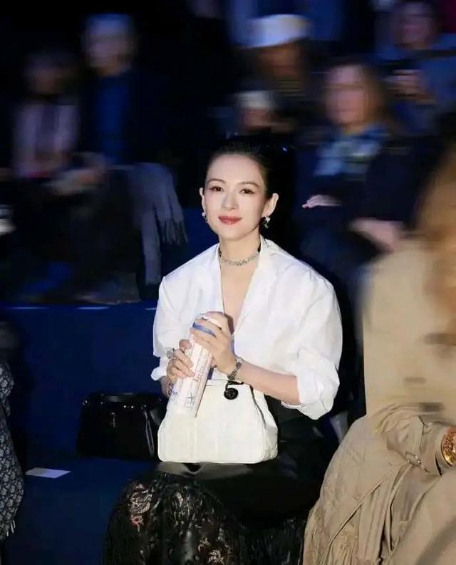 穿衣搭配 章子怡惊艳国外红毯，白衬衫+黑皮裙，轻松碾压国际名模！