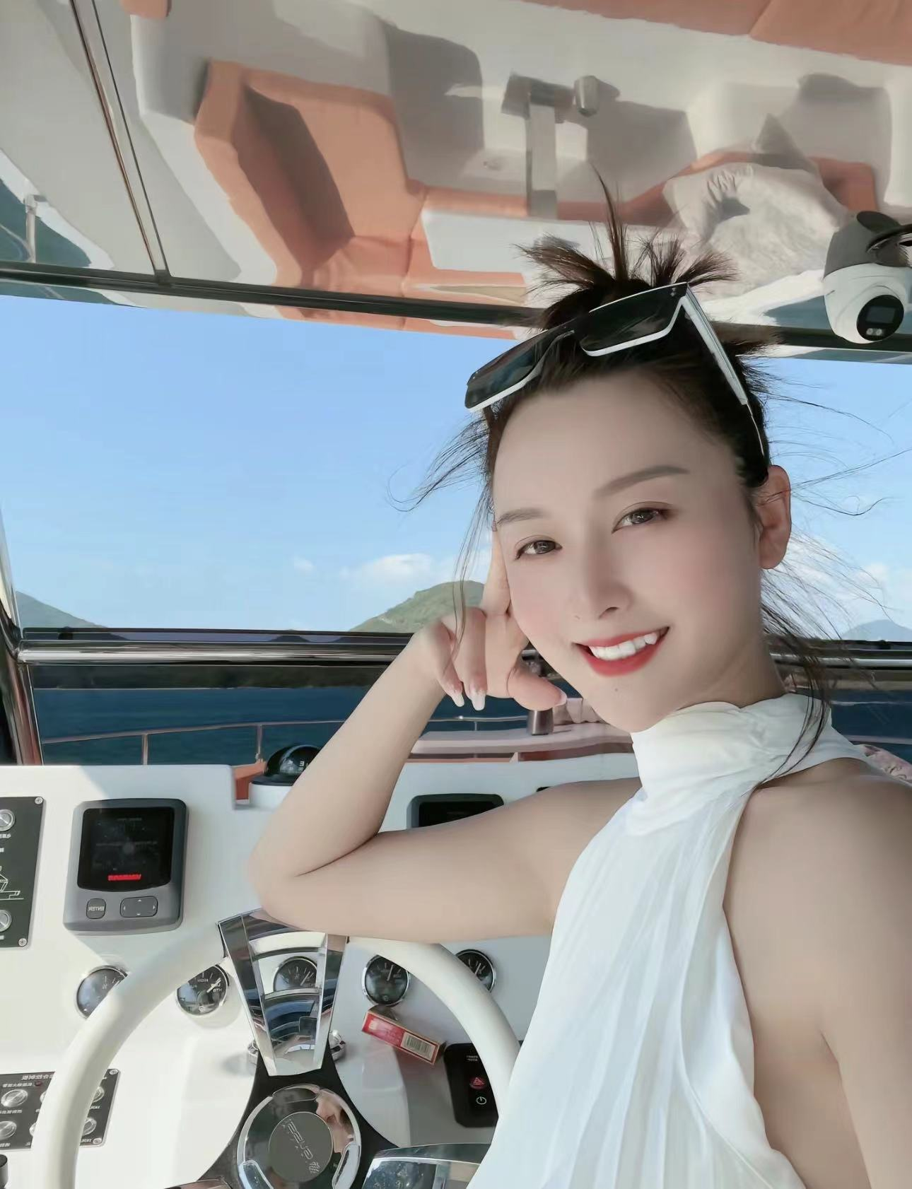 董洁|嘎子老婆满身奢侈品，秀逆天长腿似超模，男方回乡干农活身材消瘦