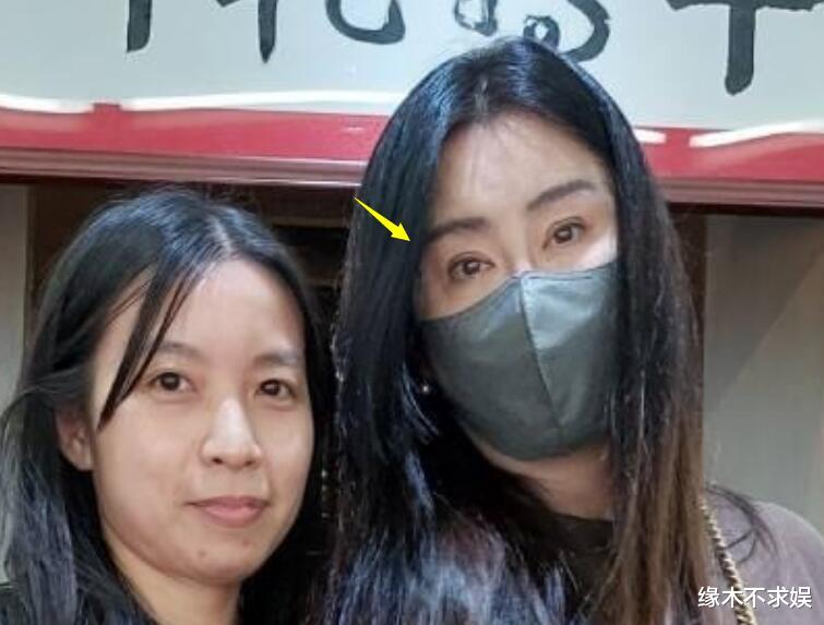 56岁王祖贤新造型秒杀素人,合影被质疑情商低,摘下口罩认不出!