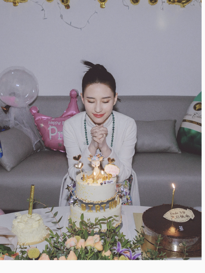 大婚才25天的何超莲"面目全非",鼻子和脸变圆润,身穿背带裤遮孕肚