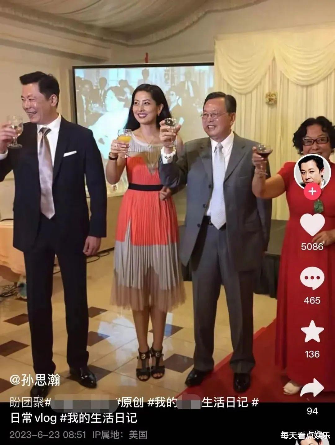 57岁戏骨长居美国，与妻女分居1年晒全家福，女儿近一米八气质出众