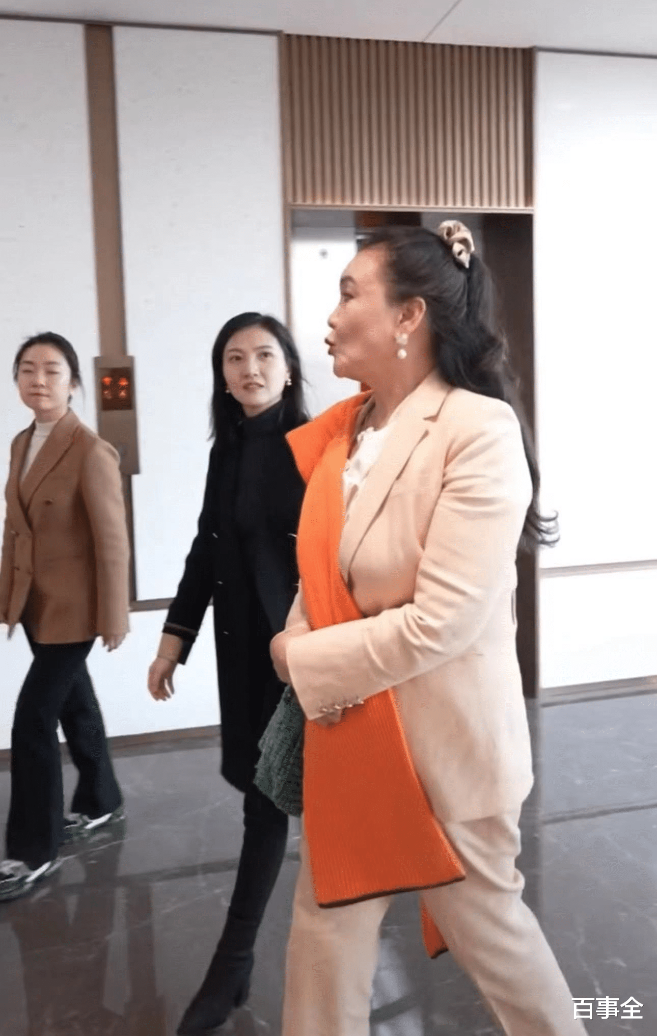 教师|董明珠的气场有多强大?同是职场女强人的张兰看见她,秒变小妹妹