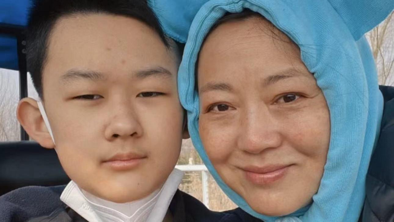 王茜华|王茜华带娃坐电瓶车游乡村！素颜满脸黄斑太真实，儿子酷似导演爸