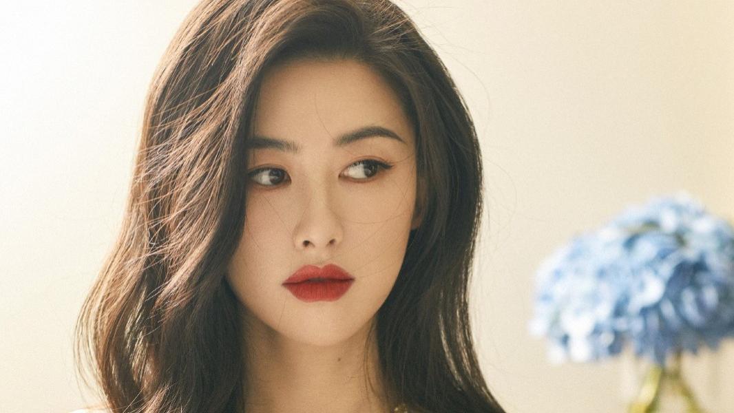 朱珠|朱珠晒元宵节聚餐照，女儿发型意外抢镜，穿粉丝秋衣打电话萌态足