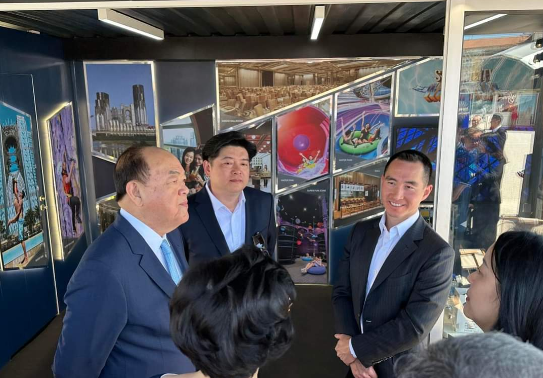 何超琼|59岁何超凤出席开幕式!穿小香风气质优雅,何超琼何猷龙也都来了