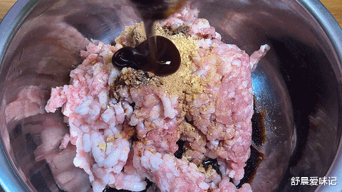 香椿芽|香椿芽不拌,不炒,和肉馅一起做饺子,鲜嫩咸香,皮薄馅大真好吃