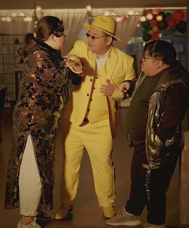 |千万粉网红“冷少”与未婚妻拍婚纱,两人浪漫亲吻,蒋胖胖送祝福