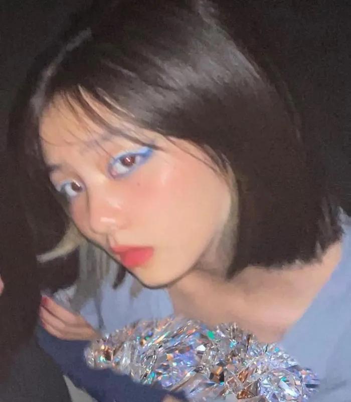 偶遇黄磊大女儿染发，17岁多多把头发染成金色，发型大胆又有个性