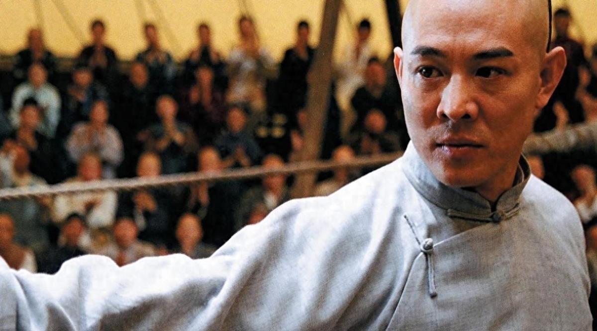 李连杰晒妻子近照,61岁利智衰老似老奶奶,反观前妻的状态依然优雅