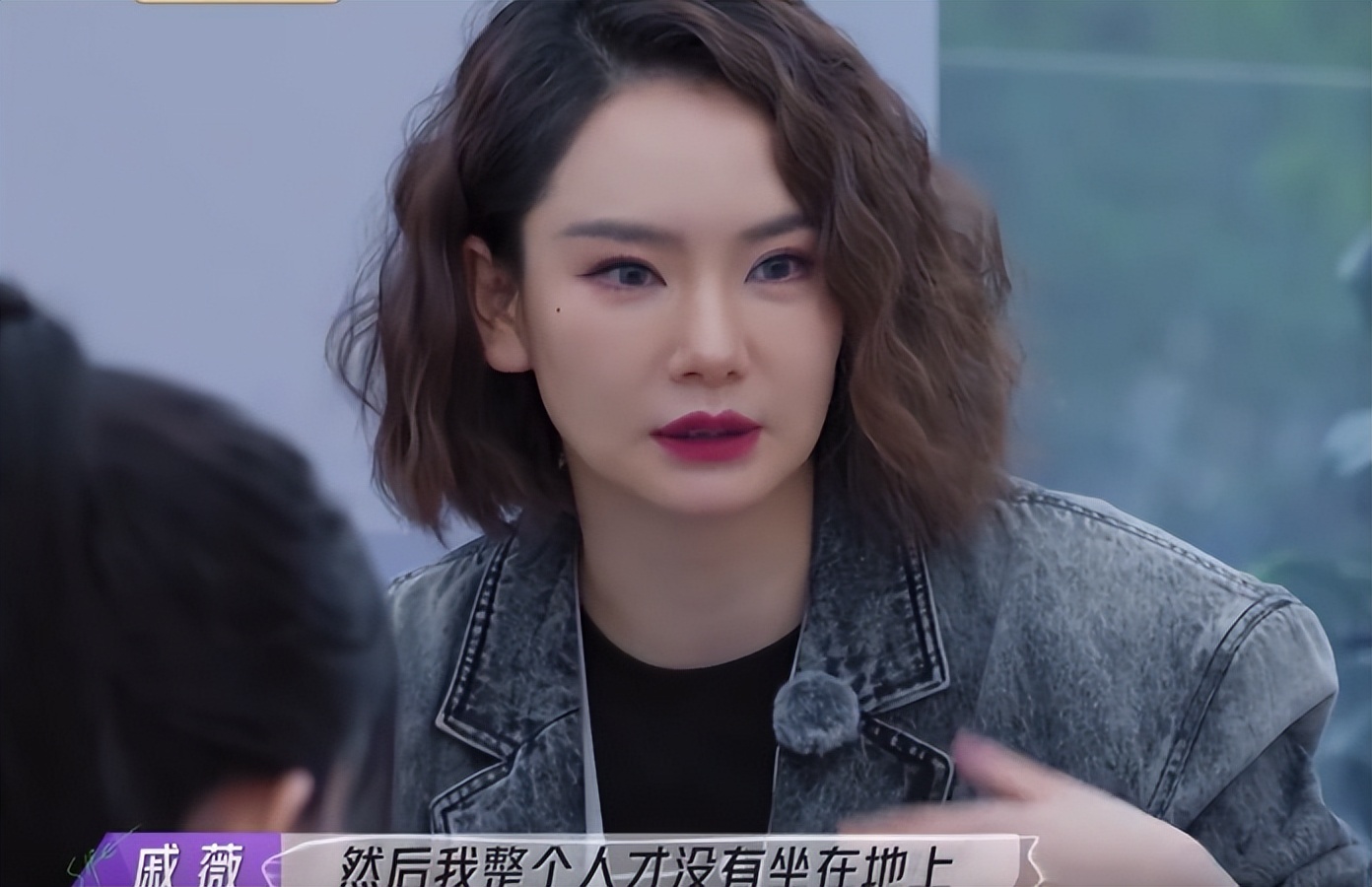 戚薇|戚薇生产前崴脚险摔倒,陈小春及时拖住保住母子!月子在轮椅上过