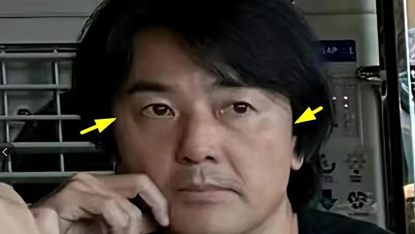 56岁郑伊健回国吃平价咖啡，苍老憔悴认不出，定居日本多年太拮据