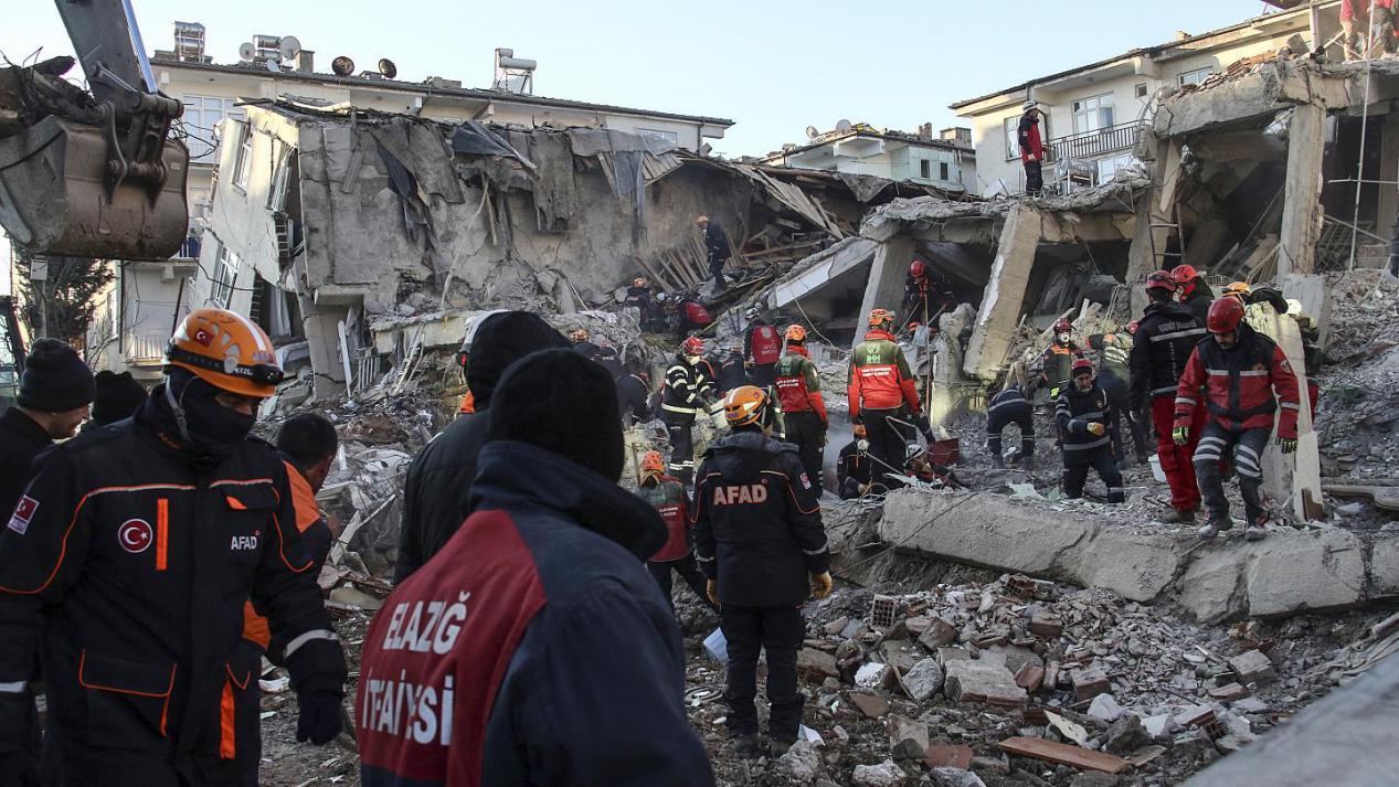 在地震发生后,土耳其总统宣布全国进入哀悼期,国旗降半旗对受难人群
